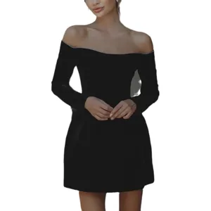 Élégante robe courte noire en velours épaules dénudées avec bordure strassée.