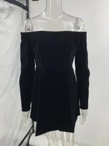Robe courte noire en velours avec détails de strass et manches longues élégantes.
