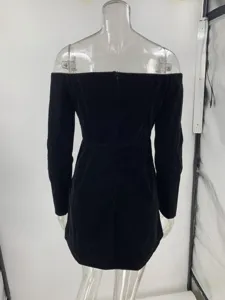 Mini-robe noire en velours épaules dénudées avec strass, élégante robe détail chic.