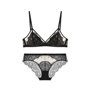 Gedetailleerd overzicht van het zwarte kanten beha en slipje set, comfortabel en elegant.