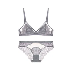 Gedetailleerd overzicht van de grijze Franse triangel bh-set met prachtig kanten design.