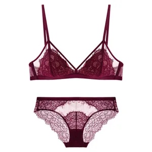 Bourgondische kant bralette en bijpassende slip met een delicaat bloemdessin detailweergave