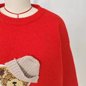 Gebreide trui detailweergave, rode pullover met schattige berenpatch, wintermode stijl.