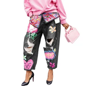 Vue detaillee jean style hip hop streetwear femme strass dechire avec patchs colores.