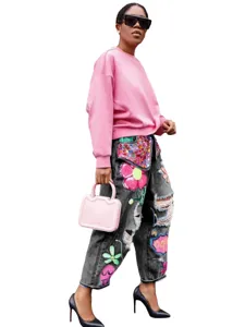 Mode femme strass imprimés déchiré hip hop street jean denim détail vue sur le style.