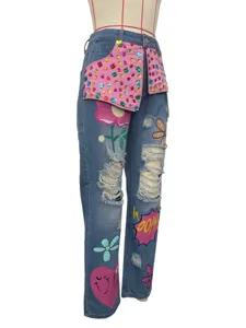Jean femme déchiré tendance avec patch taille rose strass et motifs mignons peints à la main.