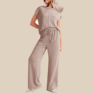 Vista detallada del conjunto de punto casual con parte superior de canalé y pantalón.