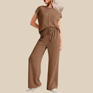Conjunto casual de punto acanalado con camiseta de manga corta y pantalones anchos cómodos.
