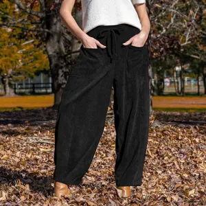 Detailopname van casual ribfluwelen broek in een herfstachtige buitenscène met handige zakken.