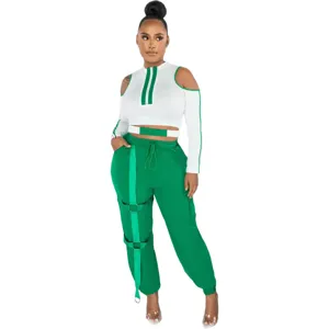 Γυναικείο σετ streetwear λευκό crop top με έξω ώμους και πράσινο παντελόνι κάργκο λεπτομέρεια