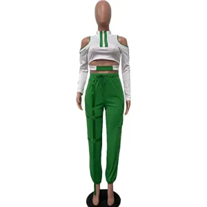 Γυναικείο σετ δύο τεμαχίων streetwear crop top με κοψίματα και παντελόνι cargo