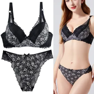 Vista detallada del conjunto de lencería de encaje negro con delicado estampado floral y acabados.