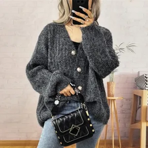 Vista detallada del elegante cárdigan de punto para mujer con manga larga y cuello en V.