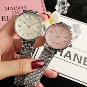 Close-up van stijlvol dames quartz horloge met metalen band en Romeinse wijzerplaat.