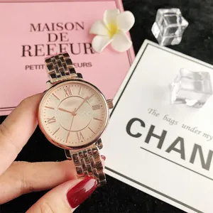 Roségoud dames quartz horloge detailopname, elegante metalen band en Romeinse wijzerplaat.