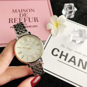 Gedetailleerd overzicht van een stijlvol dames quartz horloge met romeinse cijfers en band.