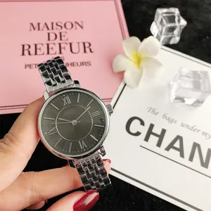 Gedetailleerd overzicht van een dames kwarts horloge met metalen band en Romeinse cijfers.