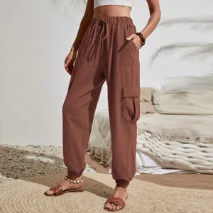 Λεπτομερής παρουσίαση για καφέ γυναικείο casual cargo παντελόνι με πρακτικές τσέπες.