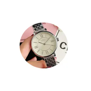 Dames mode quartz horloge met zilveren metalen band en elegante romeinse cijfers wijzerplaat.