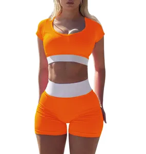Detailansicht des orange-weißen gerippten Yoga-Sets mit Crop-Top und Shorts, Textur.
