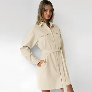 Elegantes, einfarbiges Kurzkleid mit Revers, überschnittenen Schultern und Gürtel.