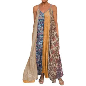 Vista detallada del tejido y diseño del vestido largo sin mangas con estampado paisley boho.