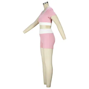 Seitenansicht Detail des rosa-weißen Farbblock Crop Tops und passenden Sportshorts.