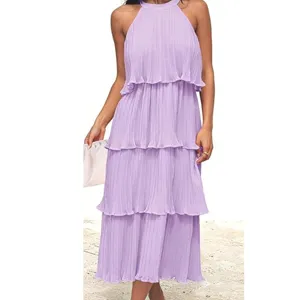 Detalle en primer plano del elegante vestido midi morado sin mangas con volantes escalonados.