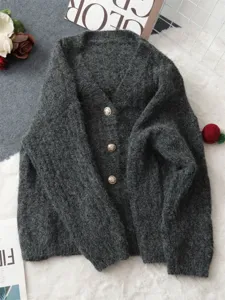 Detalle de cárdigan esponjoso gris oscuro con cuello en V, mangas largas y botones metálicos.