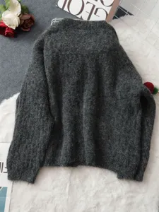 Cárdigan de punto esponjoso gris oscuro, prenda de invierno de manga larga gruesa y acogedora detalle.