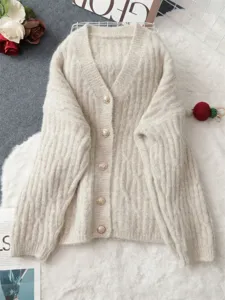 Vista detallada del cárdigan de punto para mujer con cuello en V y botones elegantes.