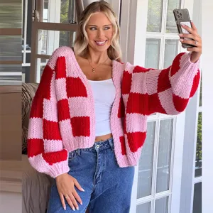 Gilet cardigan en maille épaisse rose et rouge à carreau pour femme automne hiver décontracté.