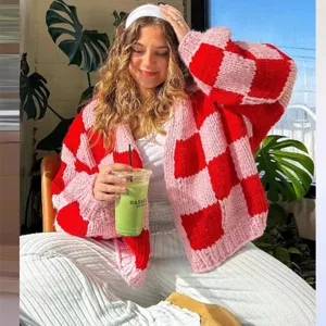 Gilet en tricot épais à motif de damier rose et rouge, cardigan ample décontracté pour femme.