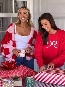 Vue détaillée d'un cardigan en tricot épais et d'un pull dans une scène chaleureuse.