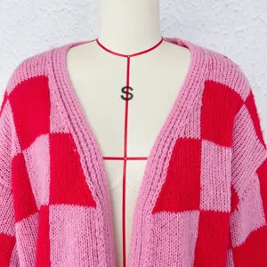 Gilet cardigan en tricot à carreaux rose et rouge, coupe ample et décontractée col en V.