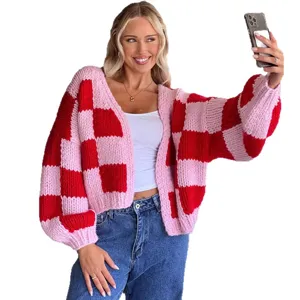 Gilet cardigan oversize en tricot à carreaux rose et rouge pour femme, pull chic et chaud.