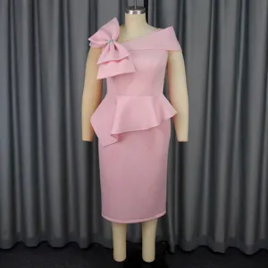 Rosa Schulterfreies Plus Size Partykleid mit großer Schleife und Schößchen für elegante Abende.