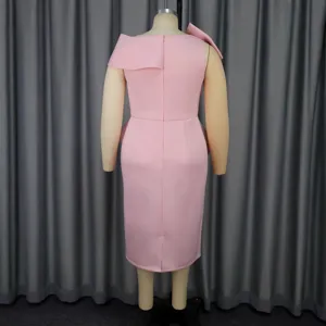 Rückansicht Detail des rosa Plus-Size ärmellosen Partykleids mit Rüschen und Schleife.