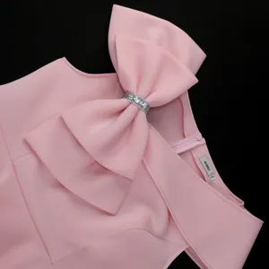Rosa Abendkleid Detail, elegante große Schleife mit Strass Schnalle, schulterfreier Stil.