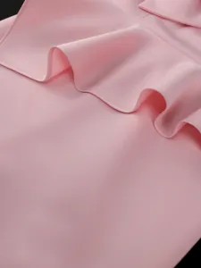 Rosa Rüschen Partykleid Detailaufnahme, sexy schmale Abendkleider für Frauen, elegante Damenmode.