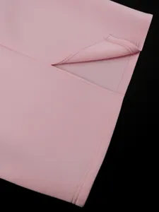 Detaillierte Nahaufnahme des rosa Kleidersaums mit feinen Nähten und elegantem Stoffdesign