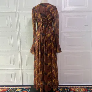 Vestido de fiesta largo con mangas, diseño de cordones elegante y estampado abstracto.