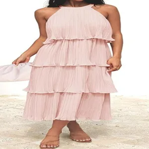 Elegante vestido midi rosa plisado de capas con cuello halter para mujer, sin mangas.