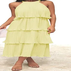 Detalle de la elegante vestido amarillo sin mangas con volantes escalonados y cuello halter.
