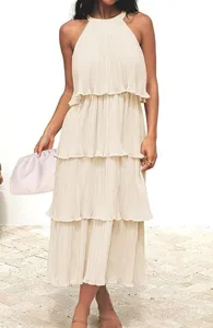 Vista detallada del elegante vestido midi plisado con cuello halter y volantes.