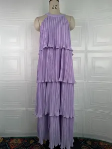 Detalle de vestido largo plisado con volantes y halter sin mangas morado, estilo elegante.