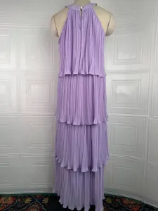 Elegante vestido largo lila sin mangas con cuello halter plisado para moda mujer detalle