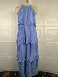 Detalle de elegante vestido largo maxi halter plisado en capas sin mangas en azul claro.