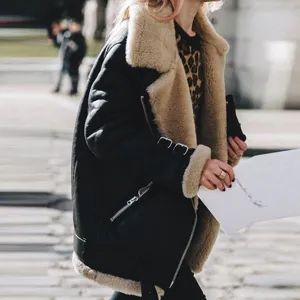 Damen Lammfellimitat Bikerjacke Detailansicht mit dickem Revers, Reißverschlüssen und Bündchen.