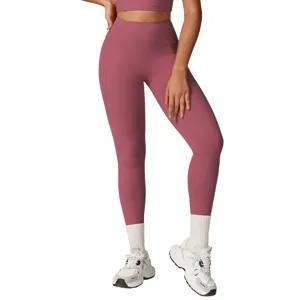 Primo piano di leggings yoga rosa a vita alta, mostrando consistenza liscia, tessuto elastico.